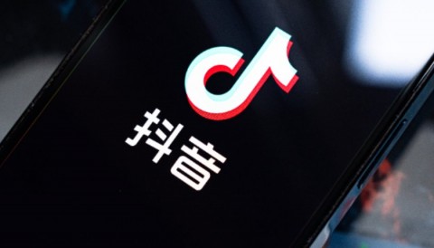 抖音AI创作代理：别再自个儿瞎折腾了，这泼天的富贵终于轮到咱们“手残党”了！